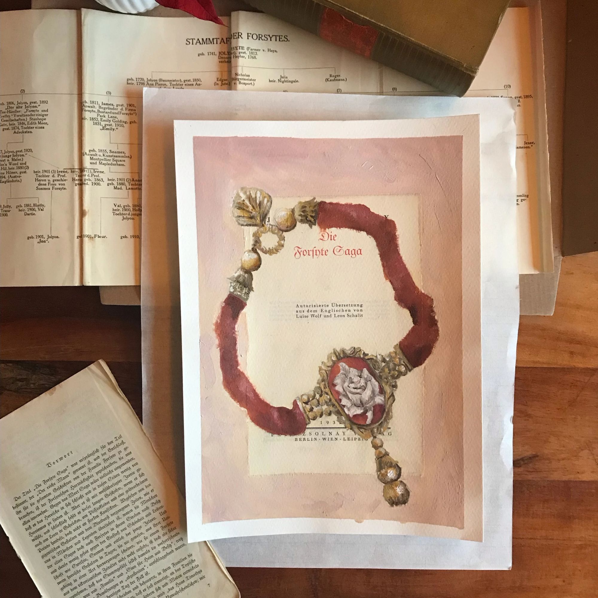 Eine handgemalte Illustration auf einer historischen Buchseite mit dem Titel „Die Forsyte Saga“. Das Motiv zeigt eine dicke, rote Kordel mit goldenen Quasten, die ein prunkvolles ovales Medaillon mit einer weißen Rose umschließt. Das Kunstwerk hat einen pastellrosa gemalten Hintergrund und liegt auf weiteren antiken Dokumenten mit Stammbaum-Grafiken.