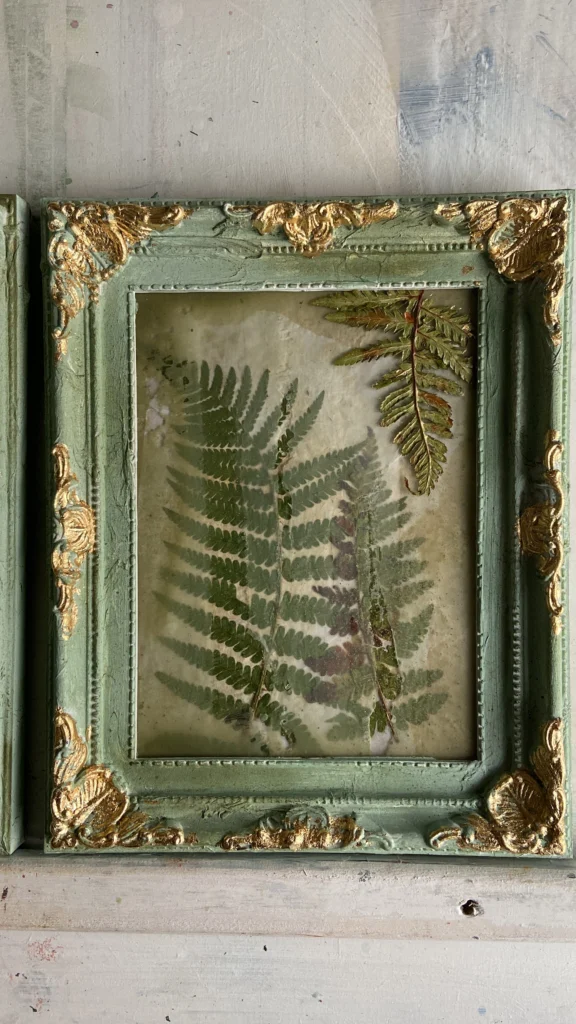 Originale Kunst kaufen, Vintage Wanddeko, Kunst kaufen , gepresste Blumen Bilder, Farn Poster, Original Kunstwerke kaufen, Kunstwerk mit Rahmen, Kunstwerk mit Rahmen barock, Kunst salbeigrün, Wanddeko salbeigrün, handgefertigte Kunst, Bilder Vintage Shabby, Wandbild Shabby Chic, 3er set bilder mit rahmen