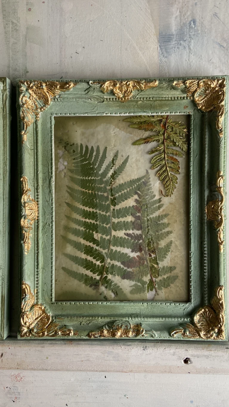 Originale Kunst kaufen, Vintage Wanddeko, Kunst kaufen , gepresste Blumen Bilder, Farn Poster, Original Kunstwerke kaufen, Kunstwerk mit Rahmen, Kunstwerk mit Rahmen barock, Kunst salbeigrün, Wanddeko salbeigrün, handgefertigte Kunst, Bilder Vintage Shabby, Wandbild Shabby Chic, 3er set bilder mit rahmen