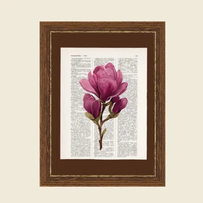 Vintage-Blumen treffen Geschichte: Edler Kunstdruck auf alter Buchseiten. Dieses moderne Wandbild mit Blumen ist digital handgezeichnet (keine KI!) & auf nachhaltigem Hahnemühle Bamboo Papier gedruckt.