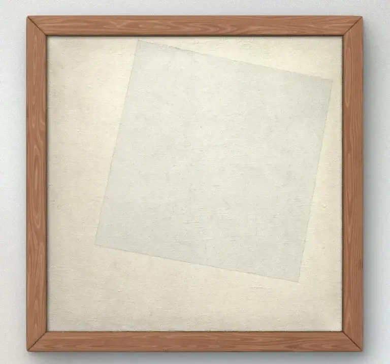 Ein quadratisches Ölgemälde von Kasimir Malewitsch mit dem Titel „Weiß auf Weiß“. In einem einfachen Holzrahmen ist ein weißes Quadrat zu sehen, das leicht geneigt und asymmetrisch auf einem Hintergrund in einem etwas anderen, wärmeren Weißton platziert ist. Die Textur der Pinselstriche ist auf der Oberfläche beider Weißtöne erkennbar.