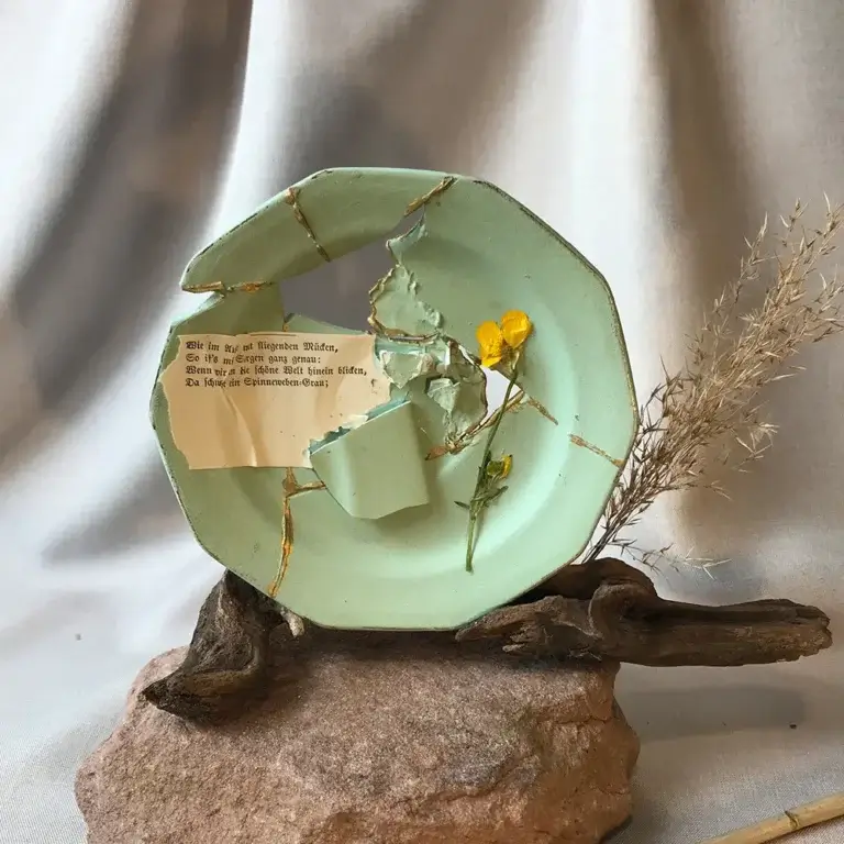 Ein von Hand gefertigtes Kintsugi-Kunstobjekt aus restaurierter Keramik mit offenen Lücken und edlen Goldnähten von Lineativ Studio als Dekoration.