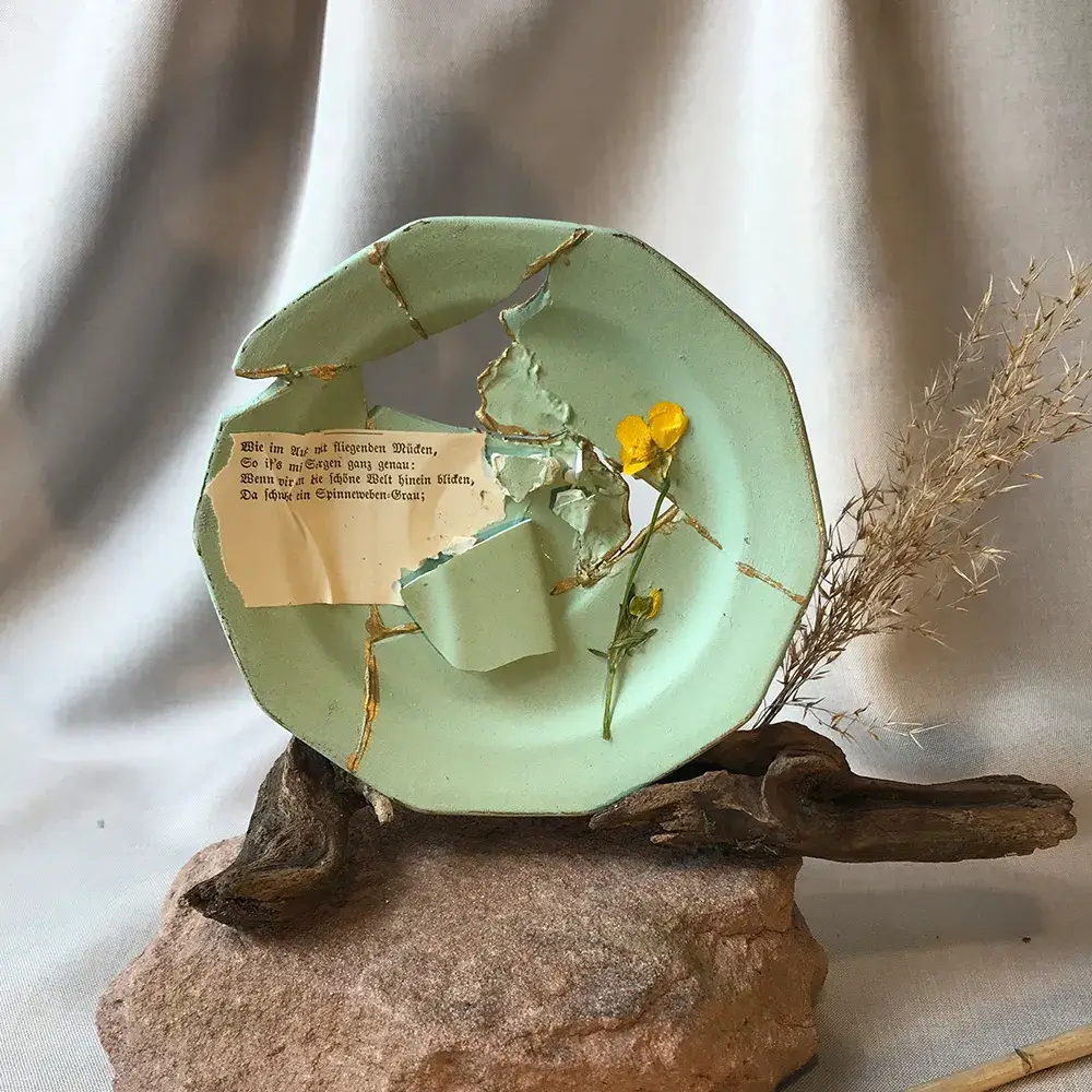 Ein von Hand gefertigtes Kintsugi-Kunstobjekt aus restaurierter Keramik mit offenen Lücken und edlen Goldnähten von Lineativ Studio als Dekoration.