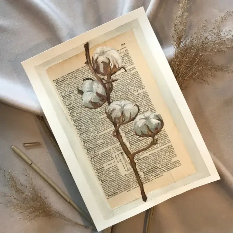 Botanische Illustration einer Baumwollpflanze mit Ölfarbe auf einer vergilbten, historischen Buchseite als Vintage-Wandkunst.