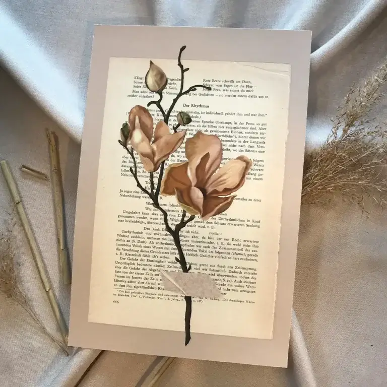 Draufsicht auf eine botanische Illustration einer Magnolienblüte auf einer historischen Buchseite mit der Überschrift ‚Der Rhythmus‘, flach liegend auf beigem Leinenstoff und dekoriert mit echten, getrockneten Zweigen.