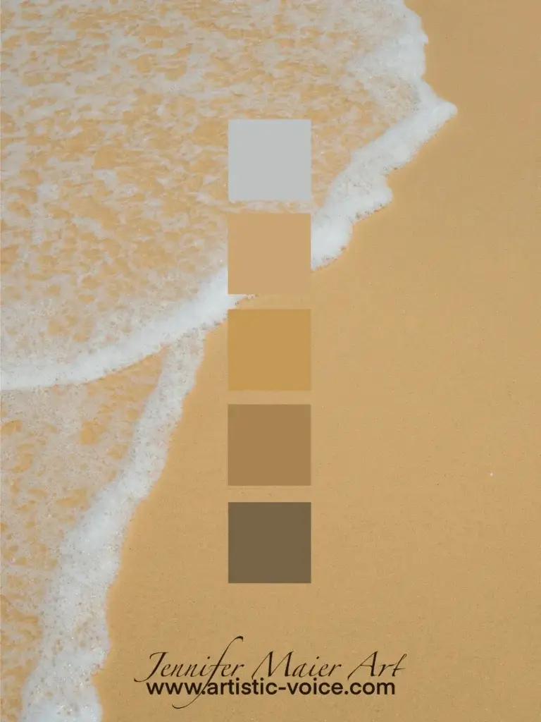 Aufsicht auf eine sanfte Meereswelle mit weißem Gischt-Schaum auf feinem, beigem Sandstrand, überlagert von einer vertikalen Farbpalette aus fünf quadratischen Naturtönen von Hellgrau bis Dunkelbraun.
