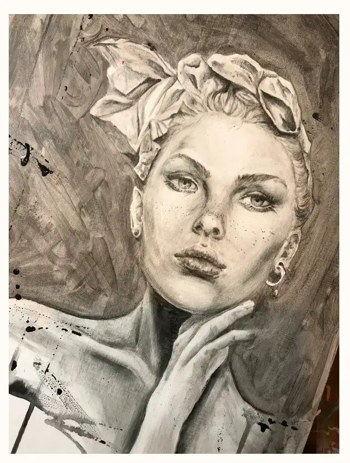 In Grisaille-Technik gemaltes Schwarz-Weiß-Porträt einer jungen Frau mit Haartuch, Sommersprossen und aufgestützter Hand vor einem expressiven, dunklen Hintergrund.