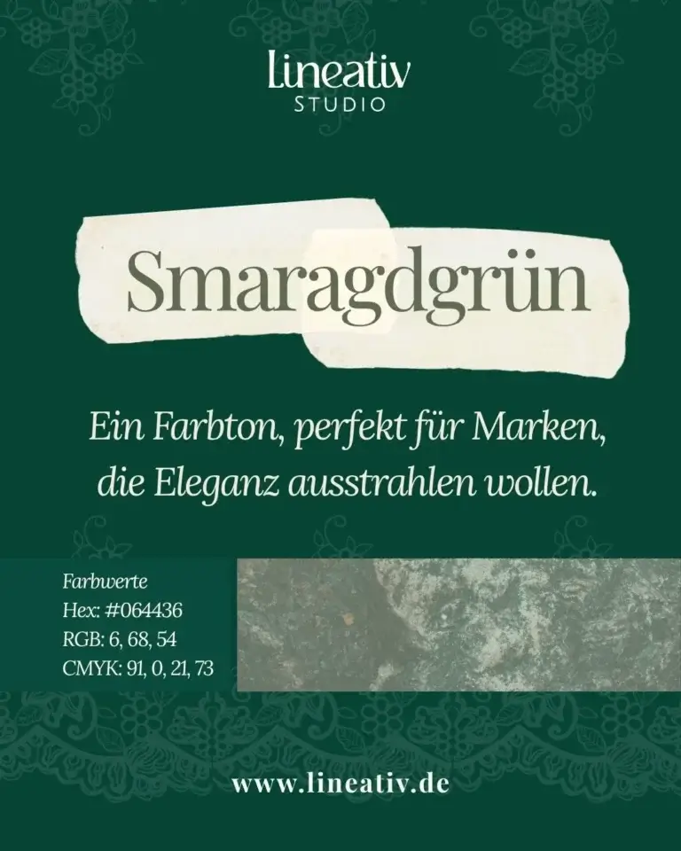 Eine elegante Design-Grafik von Lineativ Studio in einem tiefen Smaragdgrün. Der Hintergrund ist mit einem feinen, floralen Ornament-Muster verziert. Im oberen Bereich steht das Logo „Lineativ STUDIO“. Darunter befindet sich ein weißes, angerissenes Papier-Element mit der Aufschrift „Smaragdgrün“ in einer stilvollen Serifenschrift. Es folgt der Slogan: „Ein Farbton, perfekt für Marken, die Eleganz ausstrahlen wollen.“. Unten links listet ein dunkleres Feld die exakten Farbwerte auf: Hex #064436, RGB 6, 68, 54 und CMYK 91, 0, 21, 73, direkt daneben ist ein quadratischer Ausschnitt einer organischen, grünen Steinstruktur zu sehen. Ganz unten steht die Webadresse „www.lineativ.de“.