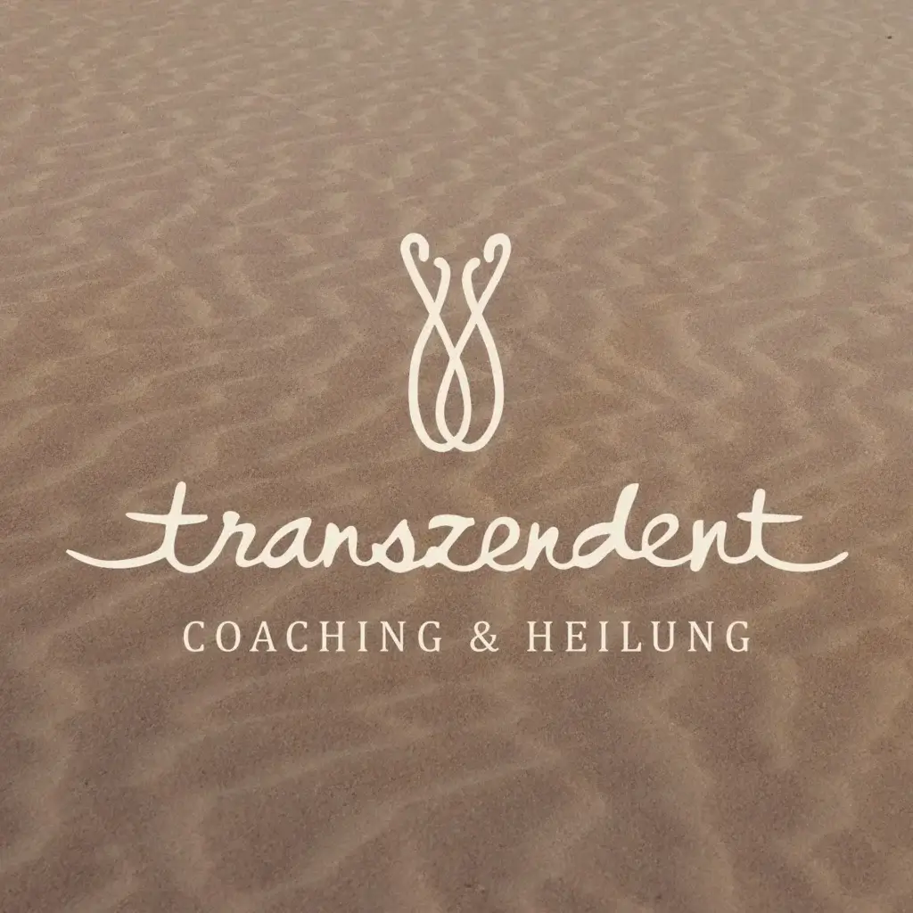 as vollständige Primärlogo der Marke „transzendent – Coaching & Heilung“ von Lineativ Studio. Das Logo ist in einer hellen Papyrus-Farbe gehalten und liegt zentriert auf einem quadratischen Bildhintergrund, der eine fein gewellte Sand- oder Wüstenstruktur zeigt. Das Logo-Set besteht aus drei vertikalen Elementen: Oben das abstrakte, fließend geschwungene Monogramm-Signet, in der Mitte der Markenname „transzendent“ in fließender Schreibschrift und unten der Untertitel „COACHING & HEILUNG“ in klarer, weit gesetzter Serifenschrift.