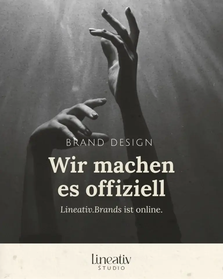 Eine ausdrucksstarke Launch-Grafik von Lineativ Studio. Der obere, große Bildbereich zeigt eine kontrastreiche Schwarz-Weiß-Fotografie von zwei elegant gestreckten Händen, die sich unter Wasser oder in einem nebligen Raum nach oben zum Licht bewegen, welches in Strahlen von oben einfällt. Zentral auf dem Foto steht in weißer Schrift: „BRAND DESIGN“, darunter groß in einer eleganten Serifenschrift „Wir machen es offiziell“ und darunter kleiner „Lineativ.Brands ist online.“. Der untere Bereich des Bildes besteht aus einem breiten, cremefarbenen Balken mit einer feinen Papiertextur, auf dem mittig das Logo „Lineativ STUDIO“ platziert ist.