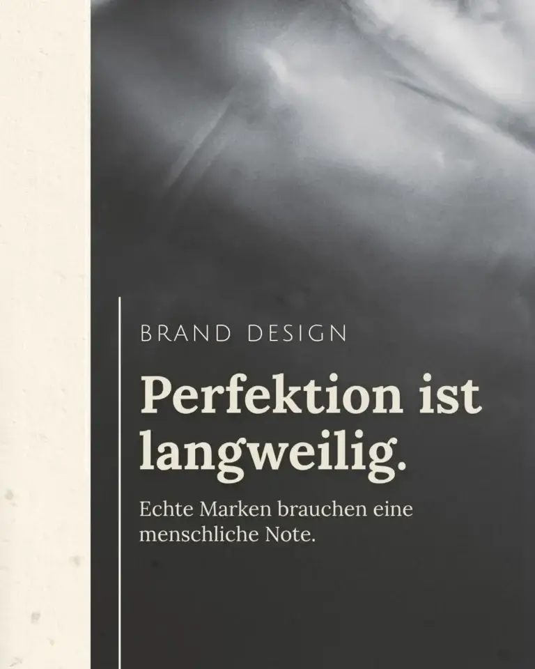 Eine minimalistische Design-Grafik von Lineativ Studio auf einem strukturierten, cremefarbenen Hintergrund. Die rechte Bildhälfte zeigt ein großes, dunkelgraues Feld mit einer abstrakten, rauchigen Schwarz-Weiß-Fotografie im oberen Bereich. Auf dem dunklen Grund steht linksbündig, eingeleitet durch eine feine weiße vertikale Linie, der Text: „BRAND DESIGN“ in feinen Großbuchstaben, darunter groß in Serifenschrift „Perfektion ist langweilig.“ und darunter kleiner in serifenloser Schrift „Echte Marken brauchen eine menschliche Note.“.