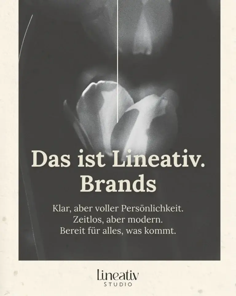 Ein minimalistisches Grafik-Design von Lineativ Studio auf einem strukturierten, hellen Papierhintergrund. Im Zentrum steht ein vertikales, dunkelgraues Rechteck mit einer integrierten, kontrastreichen Schwarz-Weiß-Fotografie einer Tulpenblüte, die durch eine feine weiße Linie vertikal geteilt wird. Darauf steht in einer eleganten Serifenschrift der Text: „Das ist Lineativ. Brands“. Darunter folgt in kleinerer, serifenloser Schrift: „Klar, aber voller Persönlichkeit. Zeitlos, aber modern. Bereit für alles, was kommt.“ Am unteren Rand ist das offizielle Logo „Lineativ STUDIO“ platziert.