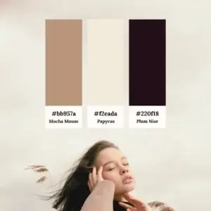 Ästhetisches Markenboard von Lineativ Studio mit einer dreiteiligen Farbpalette über dem Foto einer Frau in einer nebligen Naturkulisse. Die Palette zeigt die Markenfarben Mocha Mouse (Erdbraun, #bb957a), Papyrus (Cremeweiß, #f2eada) und Plum Nior (Dunkles Pflaumenlila, #220f18) inklusive Hex-Codes.